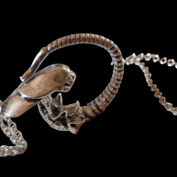 Xenomorph Pendant Alloy Chain Monster from Alien - Picture 6 of 9